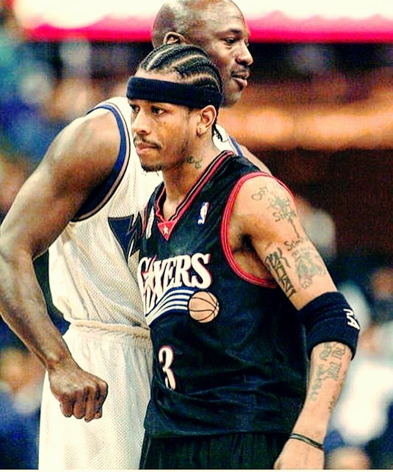 大乌龙！勇士队记：库里是左腿遭遇股四头肌挫伤，而不是右腿（闹乌龙！勇士记者更正：库里伤在左腿股四头肌，非右腿）