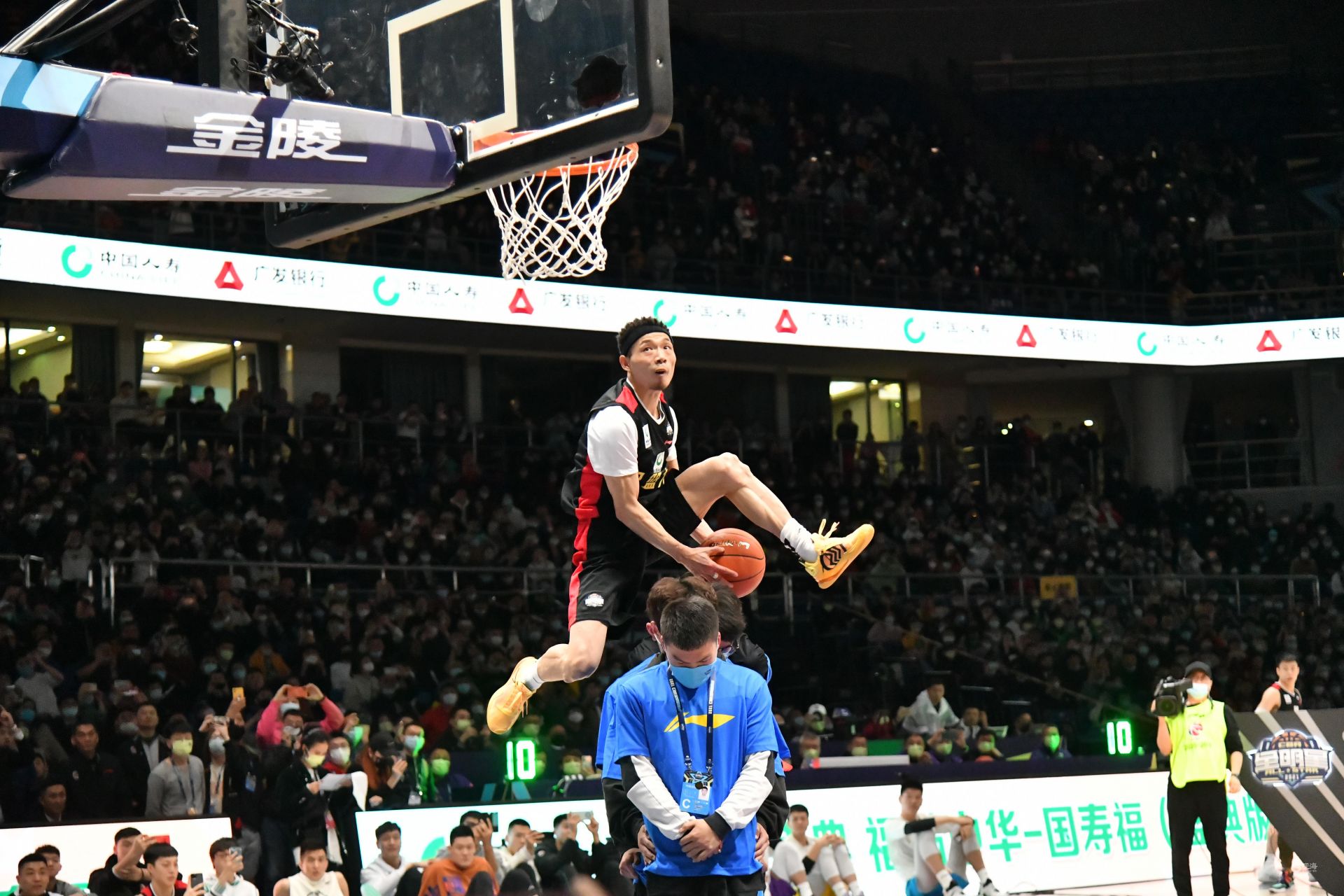 曼联旧将梅开二度：欧冠导演逆袭好戏，20场造17球太犀利（前曼联球员双响助欧冠逆袭，20战造17球火力爆棚）