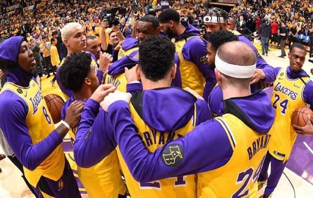 科克获赠马竞700场里程碑纪念球衣，并与全队合影留念（科克获马竞700场里程碑纪念战袍，全队合影致敬）