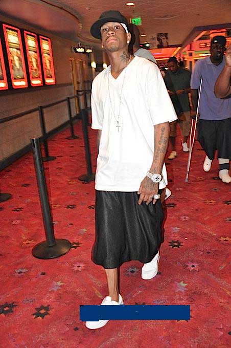 扣爽了！洛夫顿半场4中3得到9分4篮板3助攻（状态火热！洛夫顿半场4投3中，拿下9分4板3助）