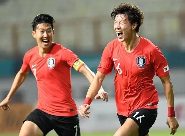 邮报：埃德森在土超遭水杯“轰炸”，欲将水杯踢回看台表不满