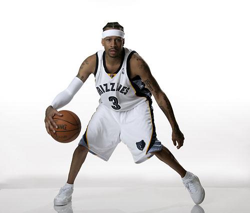 詹姆斯背后传球制造得分机会（詹姆斯背后妙传创造得分良机）